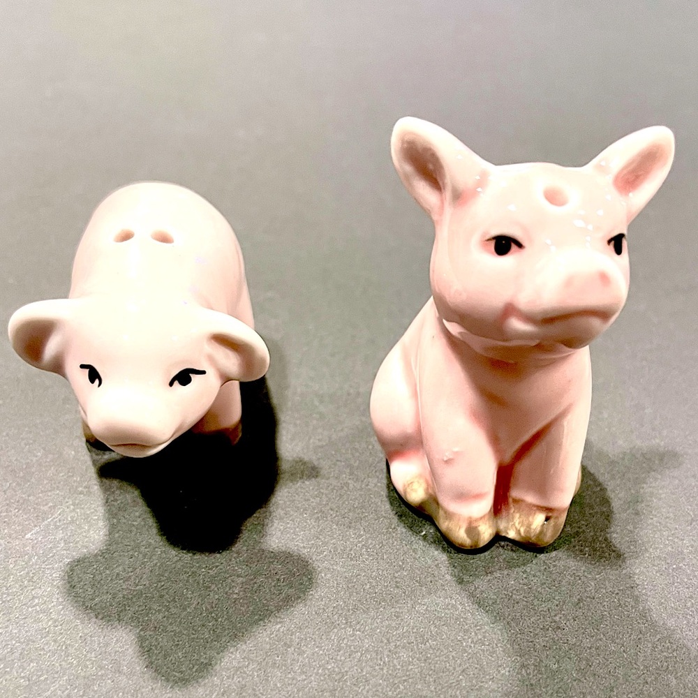 Adorable farm animal cute little painted ceramic piggy pig salt & pepper shakers